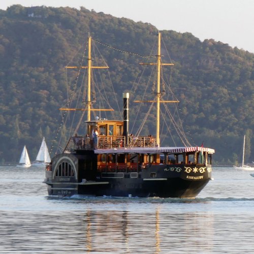 Das „Piratenschiff“ in Keszthely lädt zu Bootsfahrten für Familien über den Balaton ein.